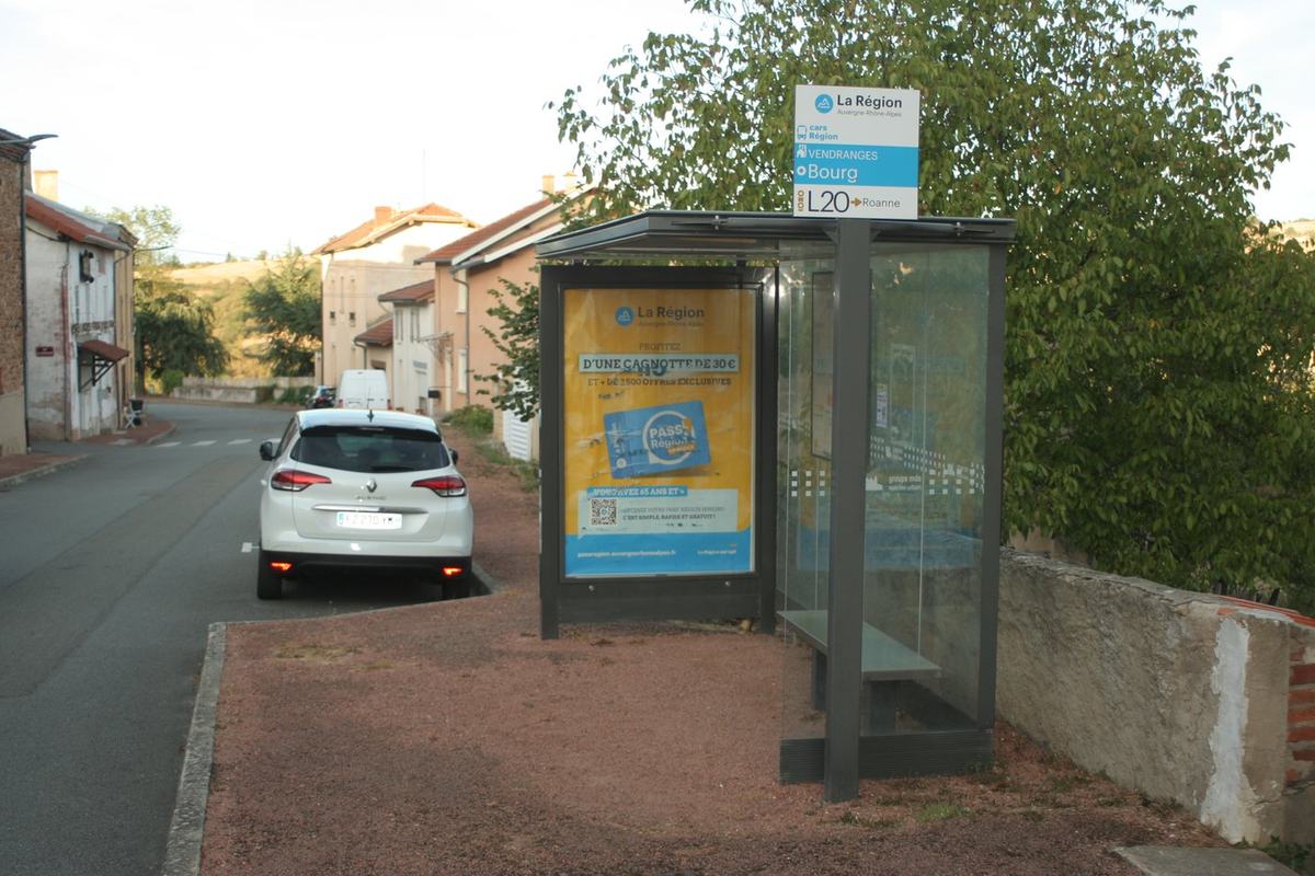 Arrêt de car « Vendranges Bourg » de la ligne 20 des Cars Région, direction Roanne.