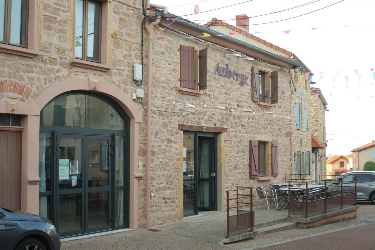 Façade de l'Auberge de Vendranges — Chez Mick, au 11 dans le bourg.