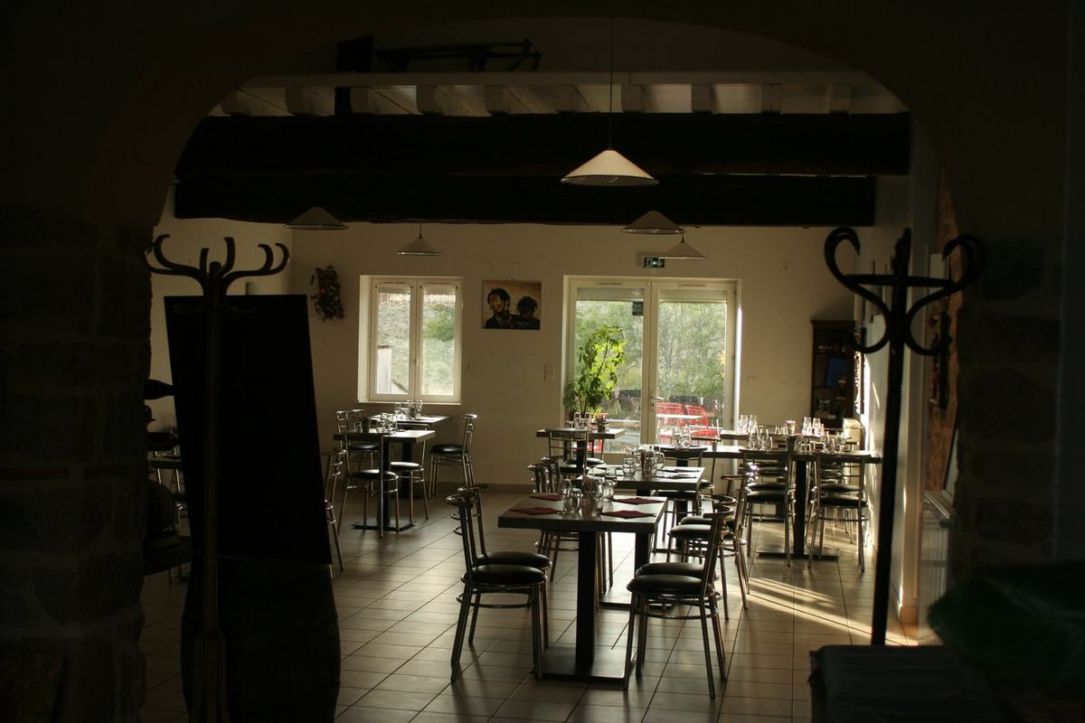 Salle de restaurant de l'Auberge de Vendranges — Chez Mick, avec vue sur la terrasse.