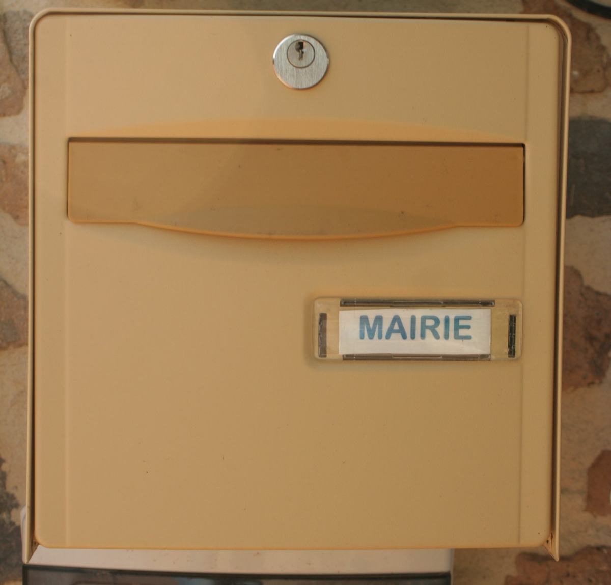Boîte aux lettres de la mairie de Vendranges, étiquetée « MAIRIE », fixée au mur en pierre.