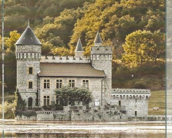 Le château de la Roche, sur un promontoire au bord de la retenue de Villerest, à Saint-Priest-la-Roche.