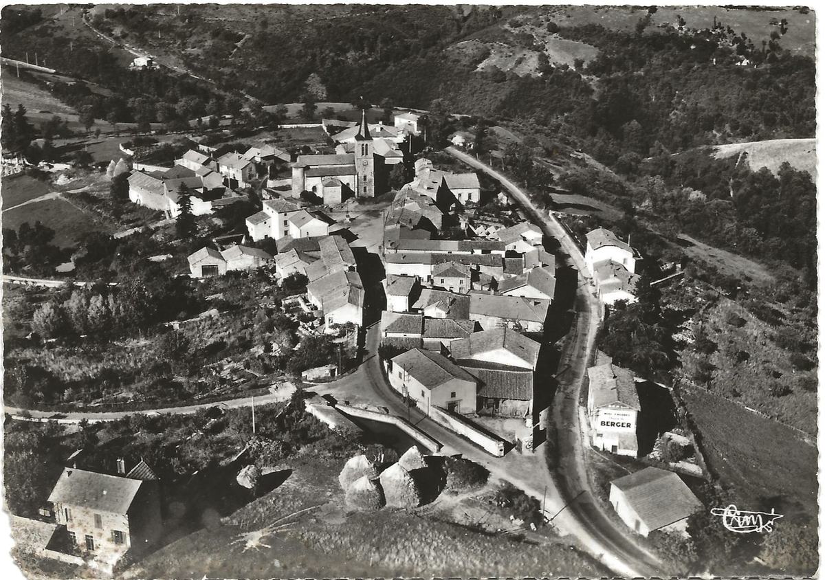 Carte postale ancienne en noir et blanc : vue aérienne du bourg de Vendranges, avec l'église et les commerces du village.