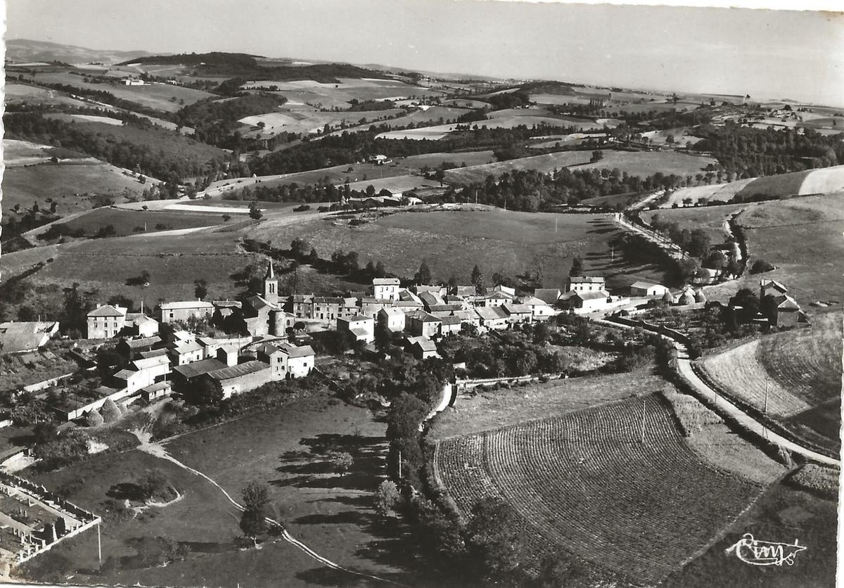 Carte postale ancienne en noir et blanc : vue aérienne générale de Vendranges depuis les hauteurs, entouré de champs et de vallées.