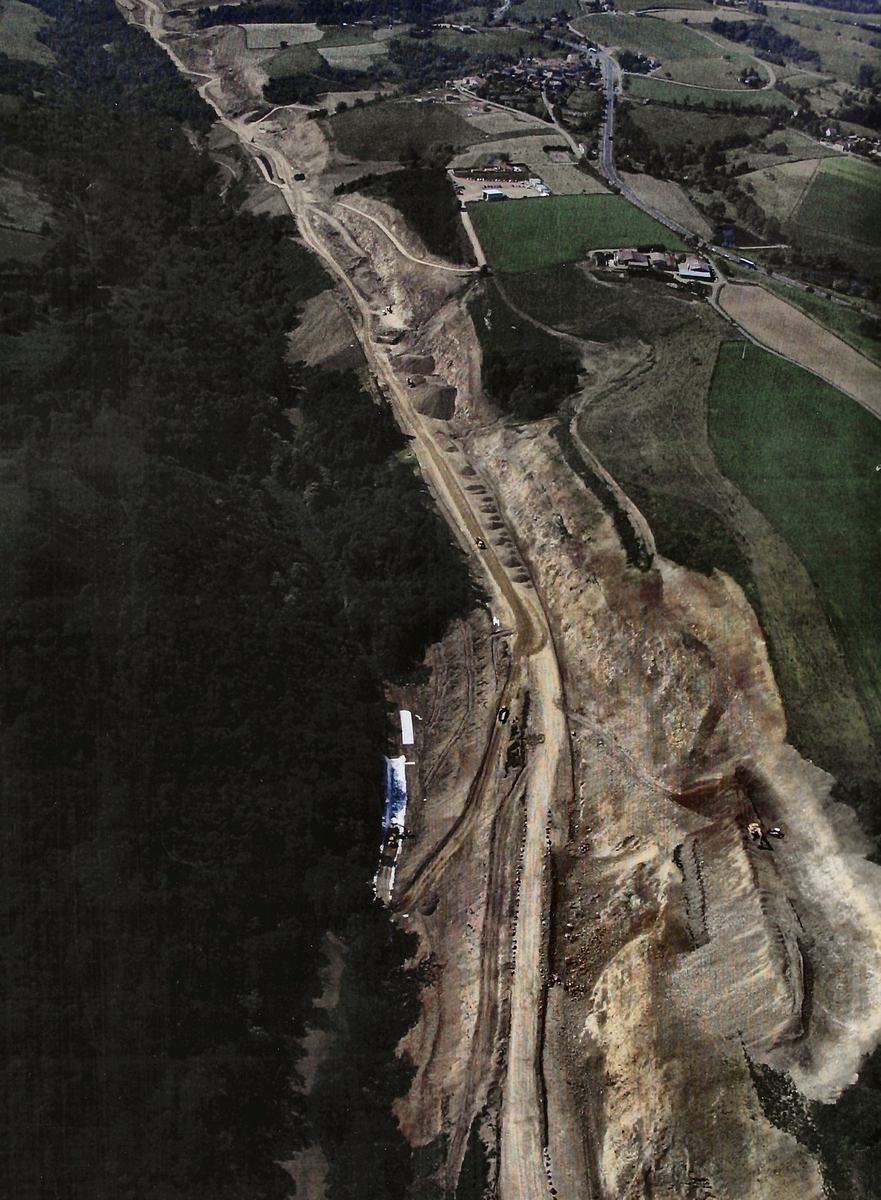 Photographie aérienne du chantier de construction du contournement de Vendranges (route en 2x2 voies), en 2004.