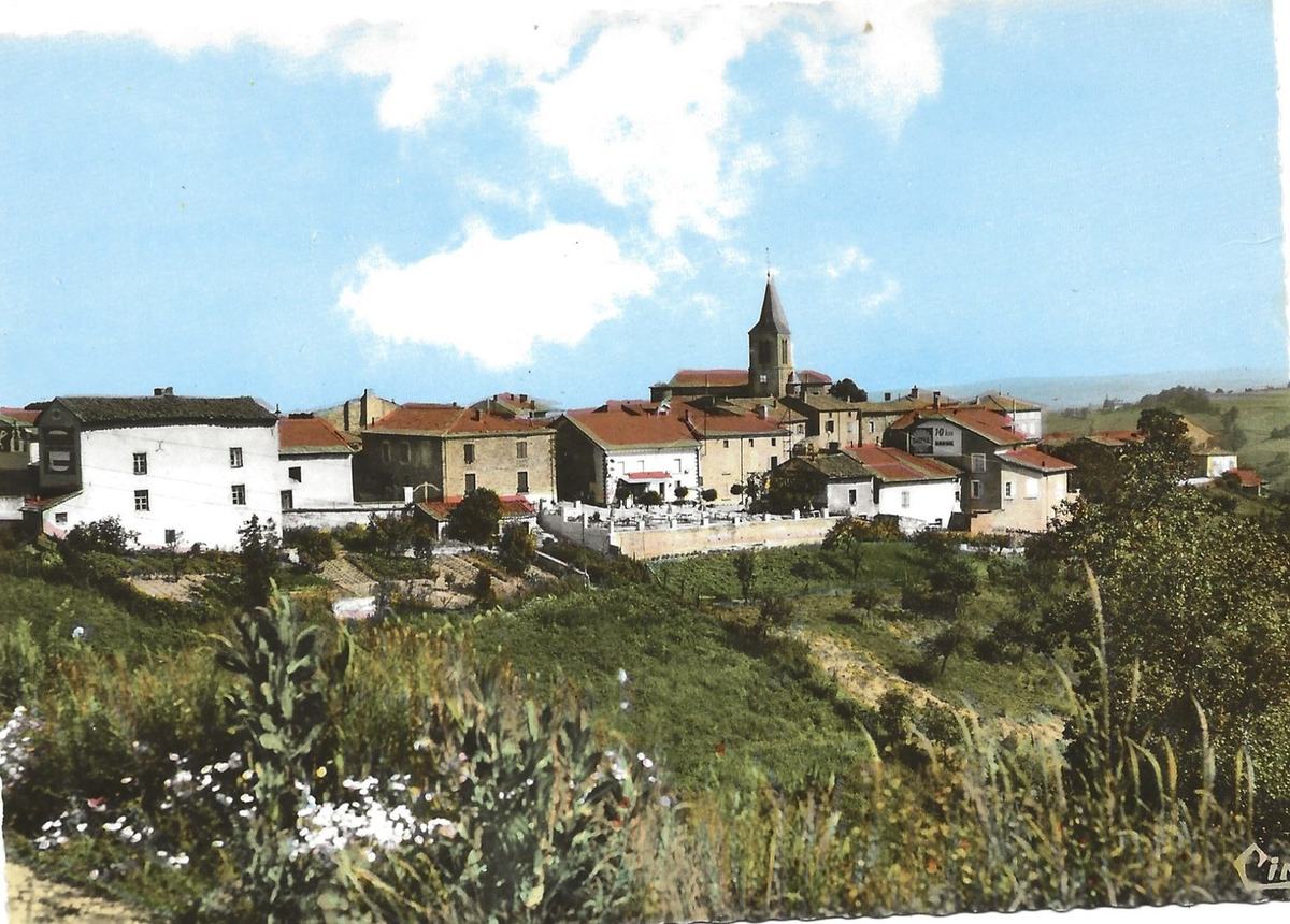 Carte postale ancienne colorisée de Vendranges : vue du bourg et de l'église Saint-Genest depuis un jardin, avec un panneau routier « 10 km ».