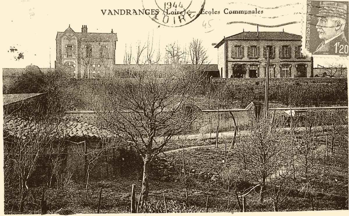 Carte postale ancienne teintée sépia : les écoles communales de Vendranges, deux bâtiments en pierre derrière un mur de clôture et un verger, carte oblitérée en 1944.