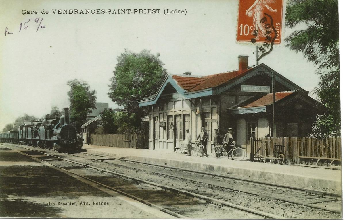 Carte postale ancienne colorisée : gare de Vendranges-Saint-Priest (Loire), bâtiment voyageurs avec auvent, quai avec cyclistes et train de marchandises à l'arrêt.