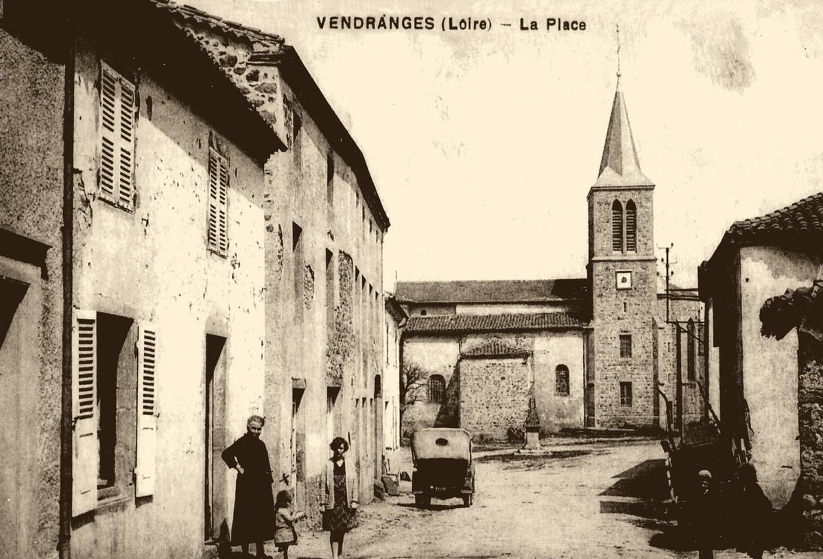 Carte postale ancienne teintée sépia : la rue de la Place à Vendranges menant à l'église, avec une automobile ancienne et des habitants, 1914.