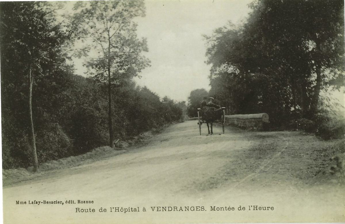 Carte postale ancienne en noir et blanc : route de l'Hôpital à Vendranges, montée de l'Heur, bordée d'arbres, avec un attelage à cheval sur la route.