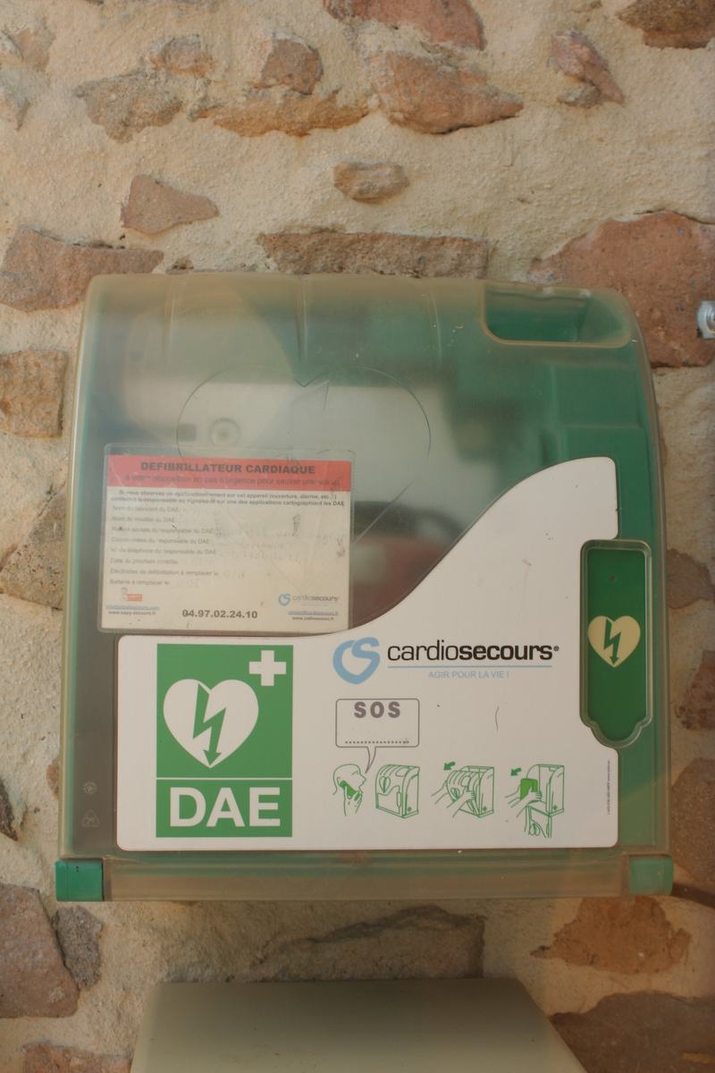 Défibrillateur automatisé externe (DAE) fixé à l'angle du bâtiment de la mairie de Vendranges.