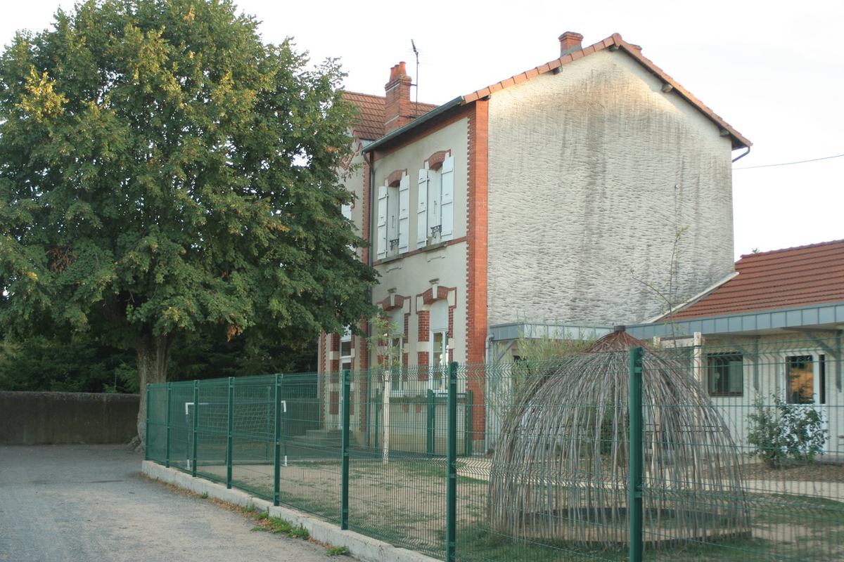Bâtiment en briques de l'école primaire du Bourg, à Vendranges.