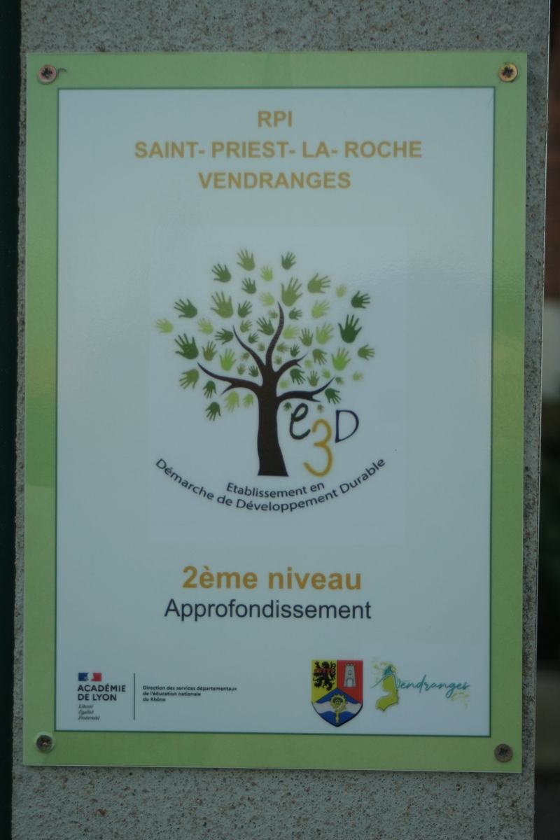 Panneau « RPI Saint-Priest-la-Roche – Vendranges, établissement en démarche de développement durable, 2ème niveau : approfondissement ».