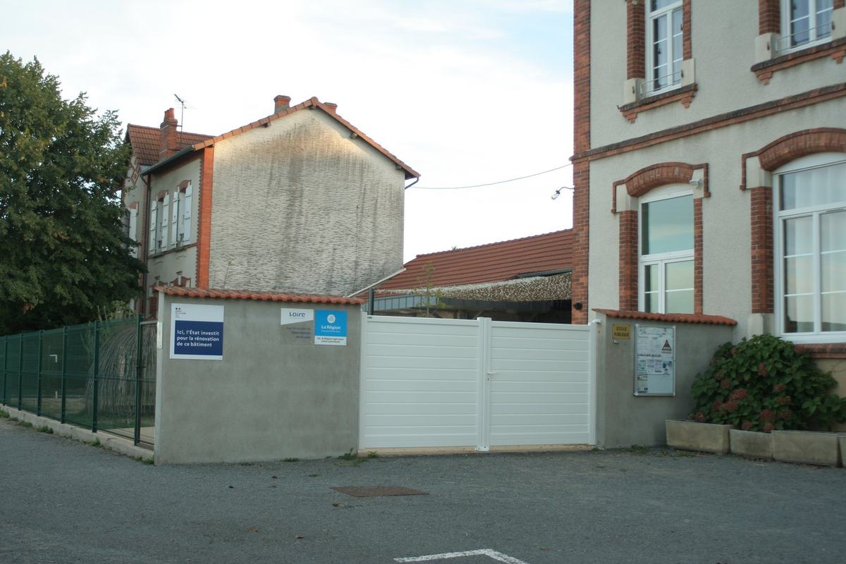 Entrée et portail de l'école primaire du Bourg.