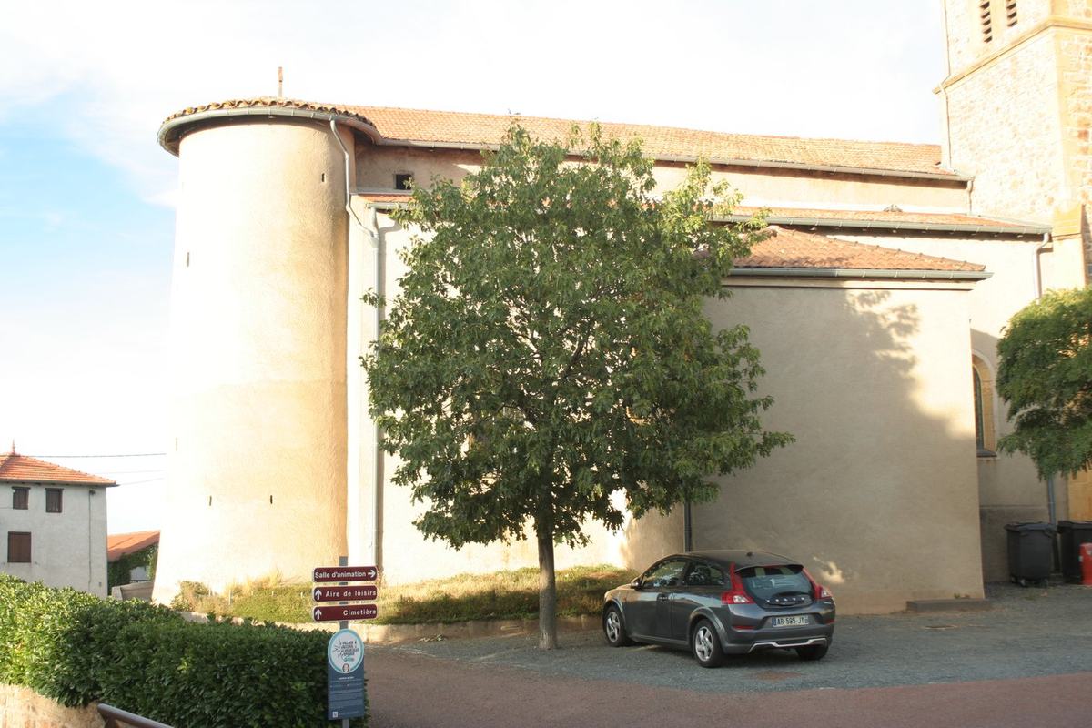 Abside de l'église Saint-Genest de Vendranges, avec sa tour ronde et son clocher.