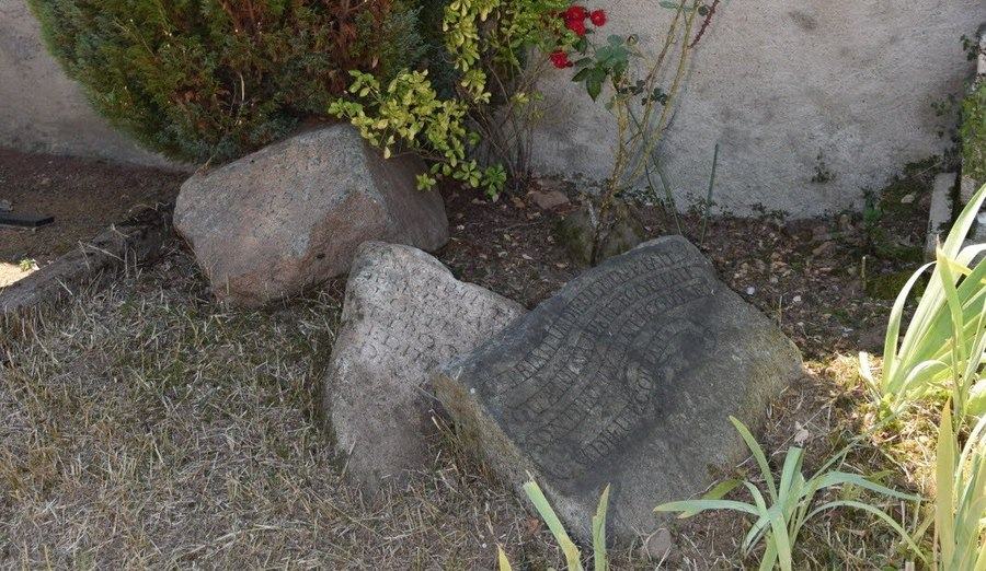 La pierre gravée au nom de Guy Lévis Mano, au cimetière de Vendranges.