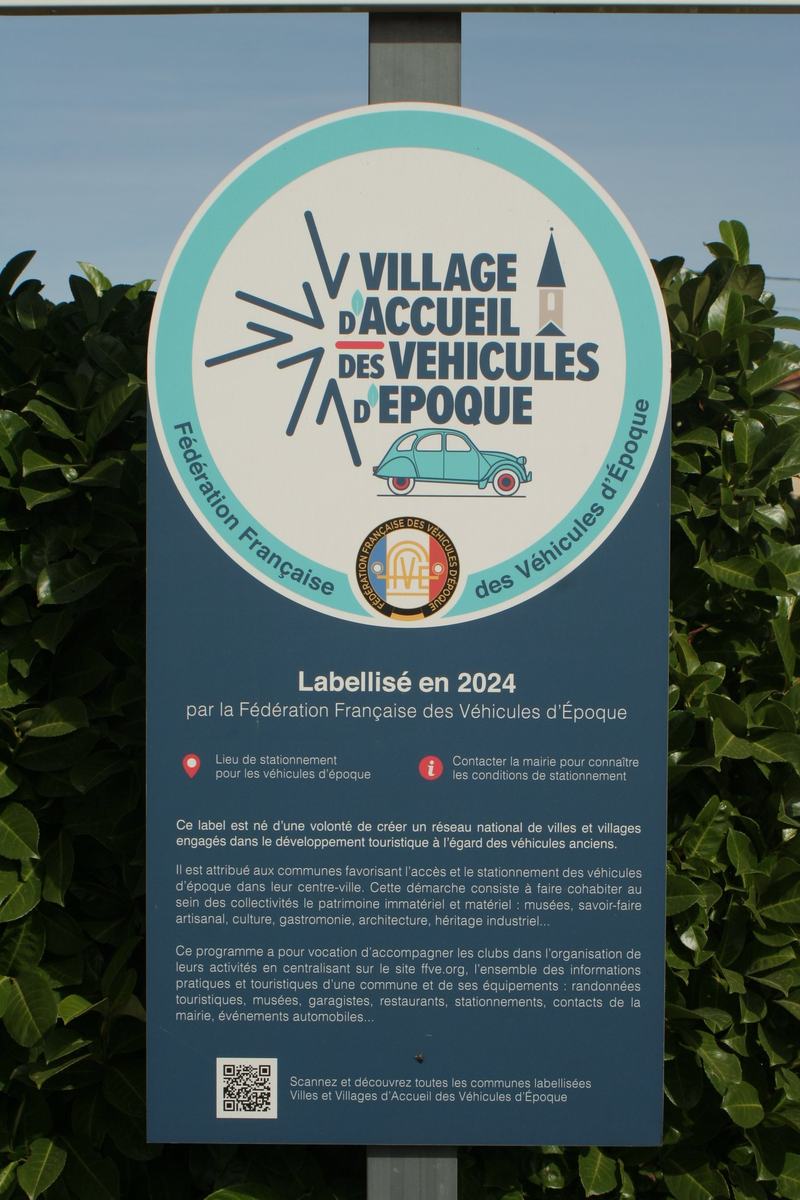 Panneau du label « Village d'accueil des véhicules d'époque », attribué à Vendranges en 2024 par la Fédération Française des Véhicules d'Époque.