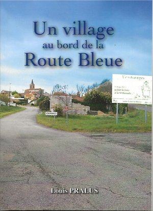 Couverture du livre « Un village au bord de la Route Bleue » de Louis Pralus, illustrée par l'entrée du village de Vendranges.