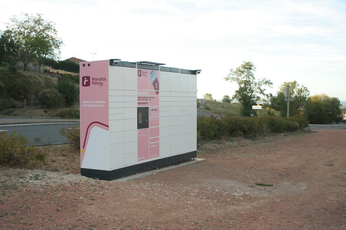 Locker automatisé Mondial Relay installé place Nougaro à Vendranges.