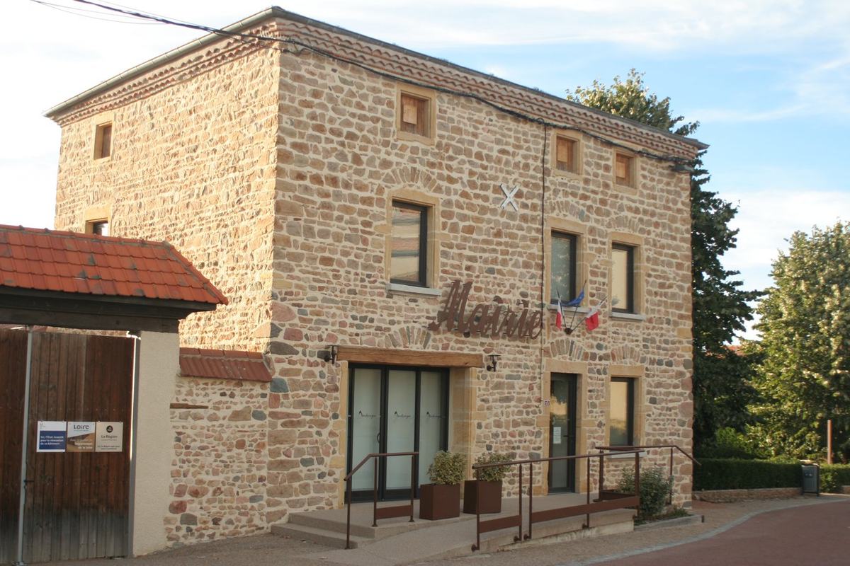 Façade en pierre de la mairie de Vendranges, avec son enseigne « Mairie » et les drapeaux français et européen.