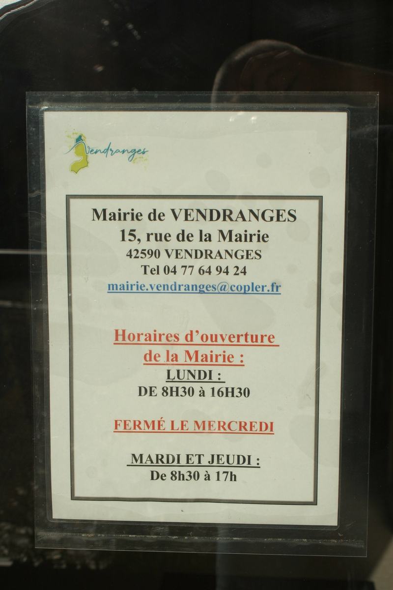 Panneau affiché à la mairie de Vendranges indiquant les horaires d'ouverture : lundi 8h30-16h30, fermé le mercredi, mardi et jeudi 8h30-17h.