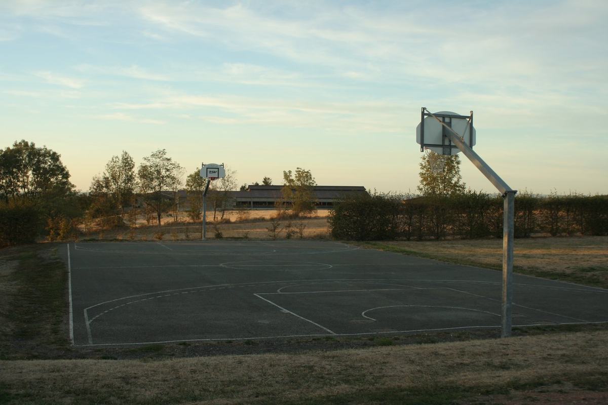Terrain de basket extérieur de Vendranges, avec panier et marquage au sol.