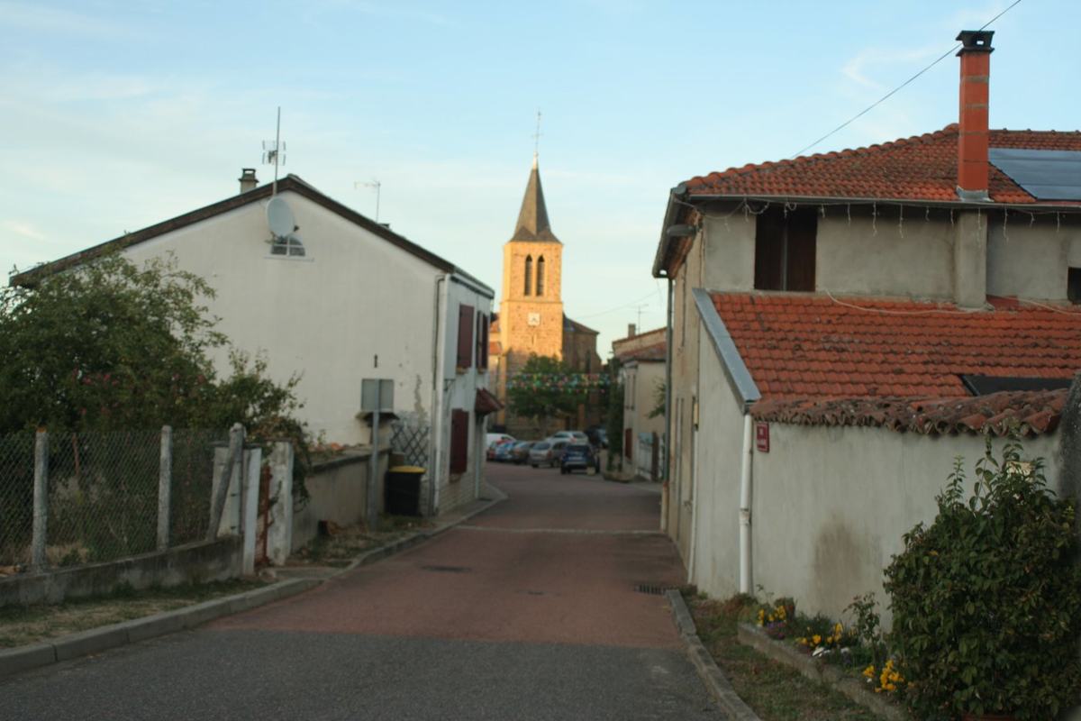 Ruelle du village de Vendranges avec vue sur le clocher de l'église en fond.