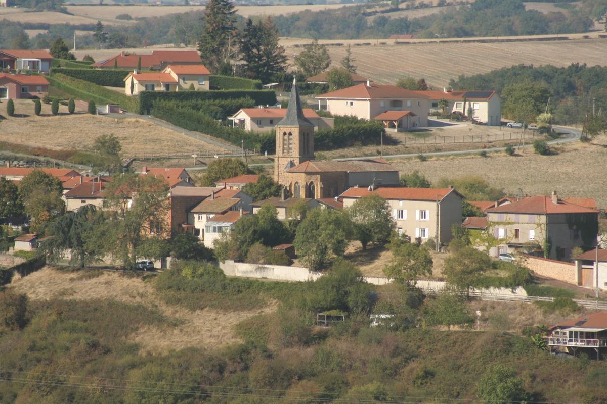 Vue lointaine du village de Vendranges depuis les hauteurs environnantes, avec le clocher au cœur du bourg.