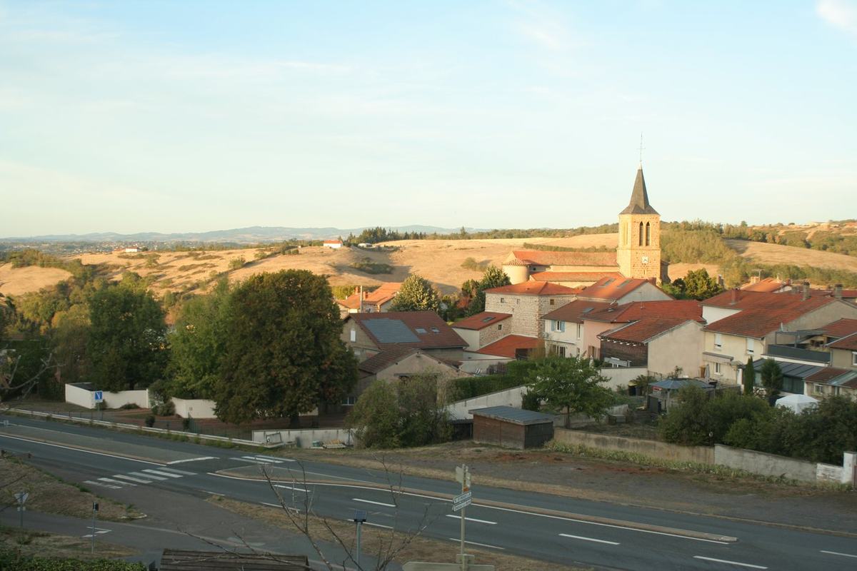 Vue du village de Vendranges avec l'église Saint-Genest et son clocher, entourée des toits du bourg.