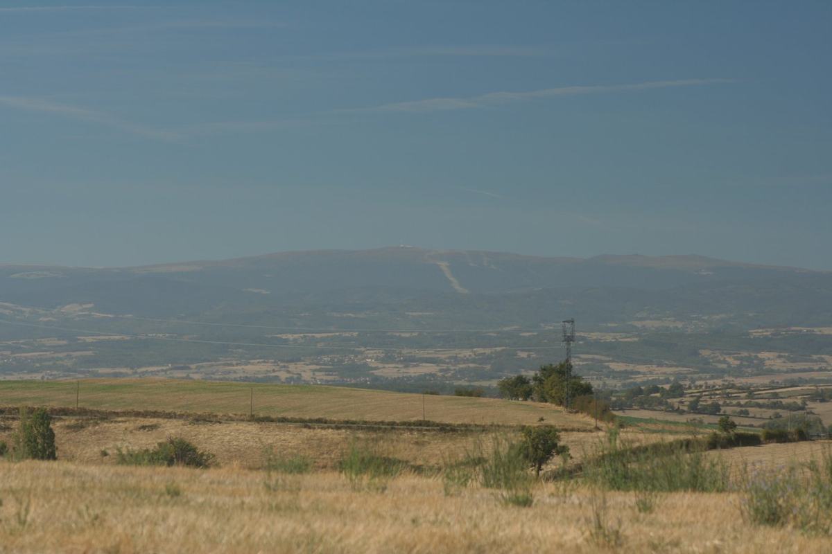 Vue panoramique depuis les hauteurs de Vendranges sur la vallée, les champs et les collines du Roannais.